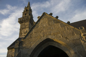 Porche de la chapelle de Landouzen